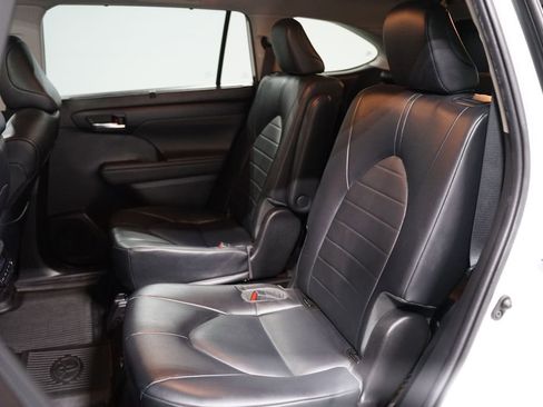 Used 2022 Toyota Highlander XLE FWD image 28