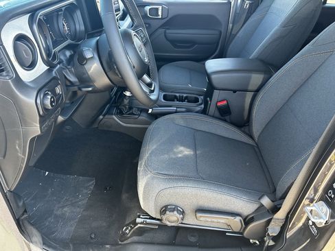 New 2025 Jeep Gladiator Sport AWD/4WD image 16