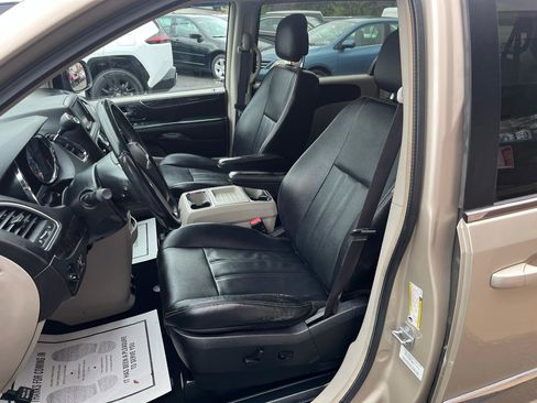 Used 2014 Chrysler Town & Country Touring image 21