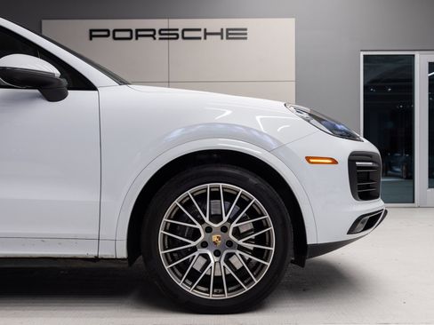 Certified 2023 Porsche Cayenne Platinum Edition image 11