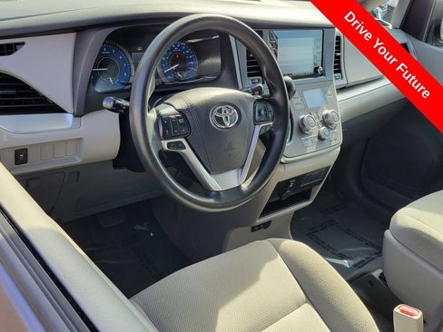Used 2020 Toyota Sienna L w/ Carpet Mat Package FWD image 3