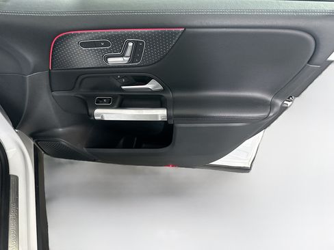Used 2025 Mercedes-Benz GLB 250 4MATIC image 31
