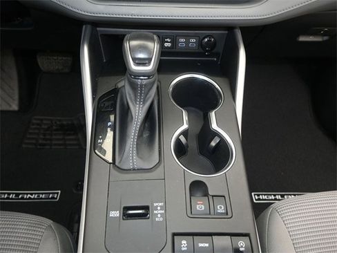 Used 2022 Toyota Highlander LE image 10