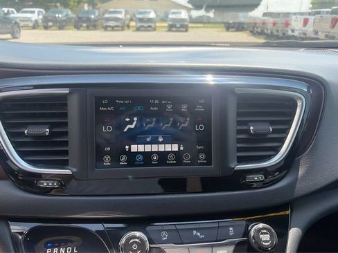 Used 2020 Chrysler Pacifica Touring-L FWD image 12