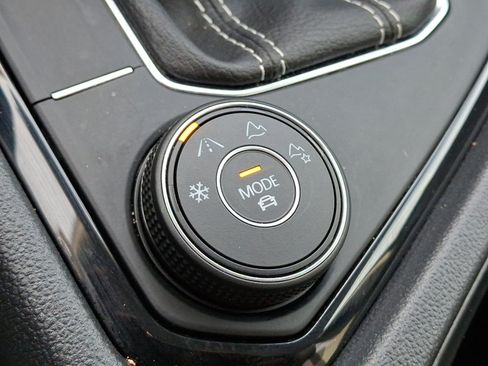 Certified 2024 Volkswagen Taos SE image 29