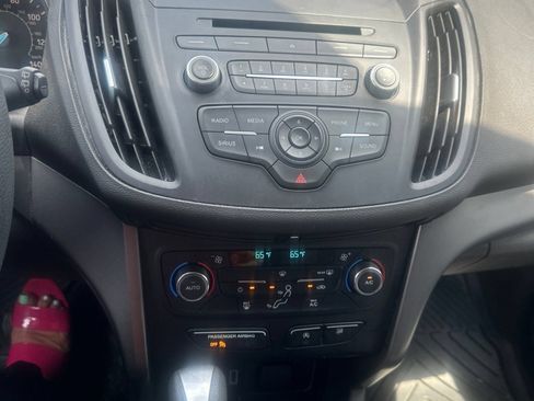 Used 2017 Ford Escape SE FWD image 3