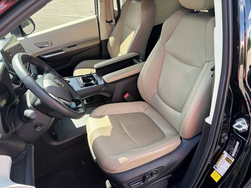 Used 2023 Toyota Sienna Limited FWD image 12