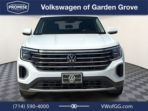 Used 2024 Volkswagen Atlas SE w/ Panoramic Sunroof Package FWD image 3