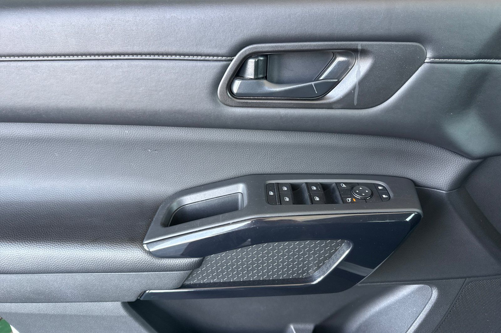 Certified 2025 Nissan Pathfinder SV FWD image 13