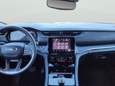 Used 2024 Jeep Grand Cherokee Laredo w/ Trailer Tow Package image 9