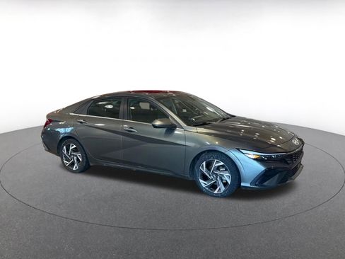 Used 2025 Hyundai Elantra SEL image 2