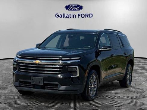 Used 2025 Chevrolet Traverse LT AWD/4WD image 1