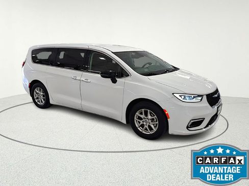 Used 2024 Chrysler Pacifica Touring-L FWD image 9