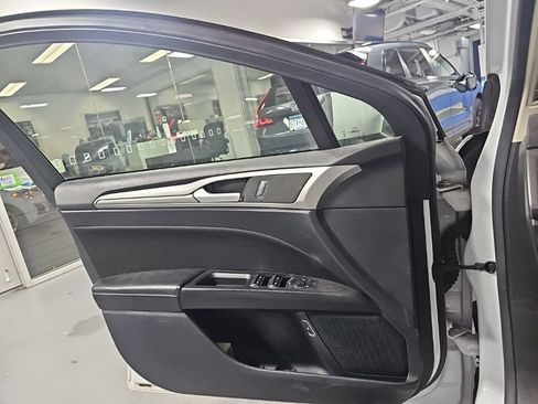 Used 2020 Ford Fusion SE FWD image 4