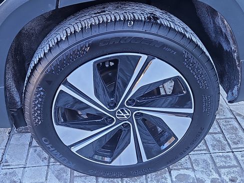 Certified 2025 Volkswagen Taos SE image 28