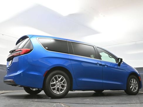New 2027 Chrysler Pacifica Select FWD image 39
