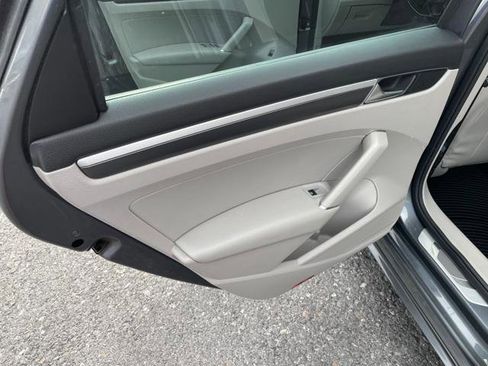 Used 2018 Volkswagen Passat 2.0T R-Line image 20