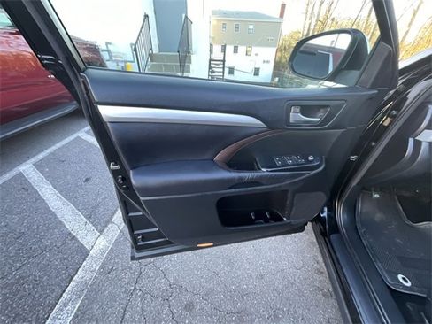 Used 2015 Toyota Highlander XLE image 8