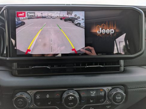 Used 2025 Jeep Wrangler Unlimited Rubicon image 22