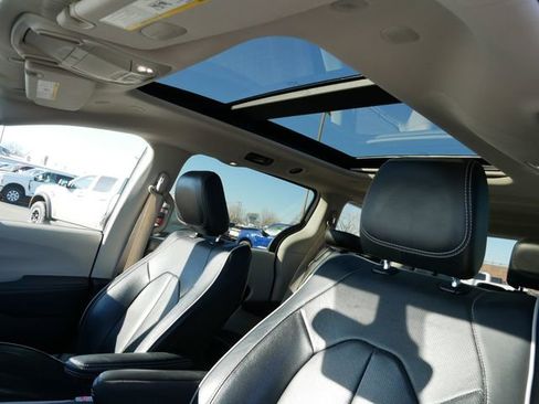 Used 2023 Chrysler Pacifica Limited image 10