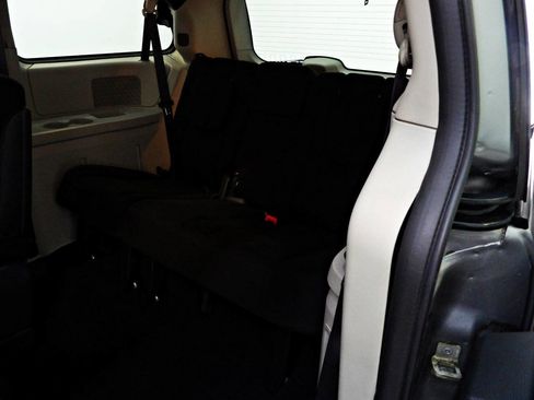 Used 2016 Dodge Grand Caravan SE image 10