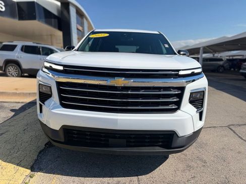 Used 2025 Chevrolet Traverse LT FWD image 2
