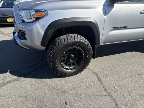 Used 2020 Toyota Tacoma TRD Off-Road w/ Technology Package AWD/4WD image 9