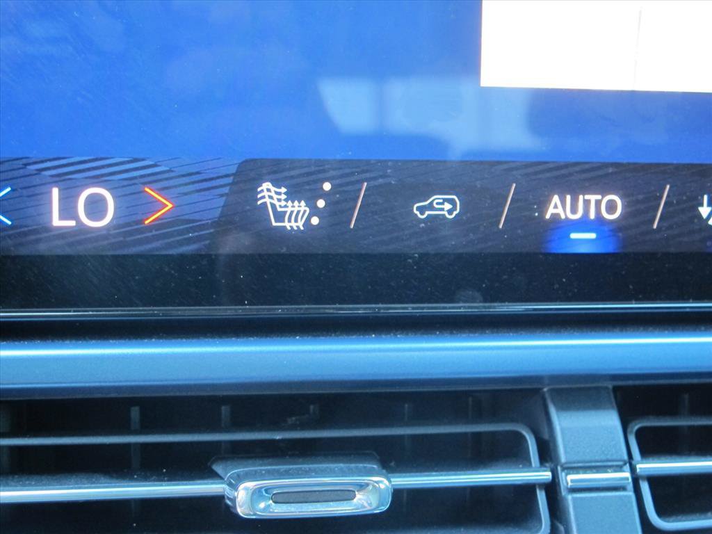 Used 2024 Chevrolet Equinox EV LT FWD image 12