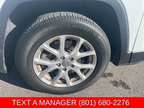Used 2017 Jeep Cherokee Latitude w/ Cold Weather Group AWD/4WD image 9