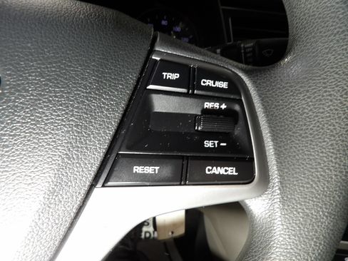 Used 2017 Hyundai Elantra SE FWD image 14