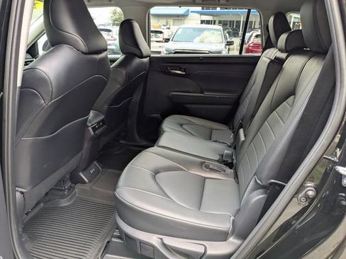 Used 2022 Toyota Highlander XLE FWD image 34