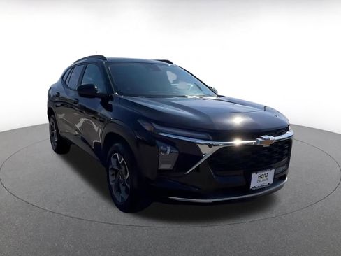Used 2025 Chevrolet Trax LT image 2