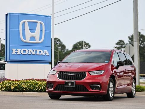 Used 2025 Chrysler Pacifica Select FWD image 1