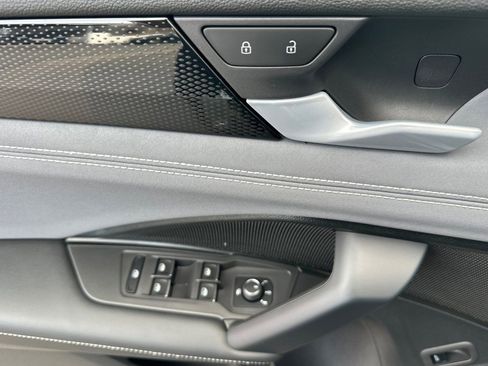 New 2026 Volkswagen Tiguan SE R-Line FWD image 9