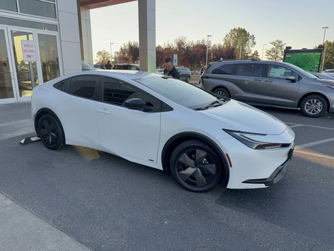 Used 2023 Toyota Prius LE AWD/4WD image 12