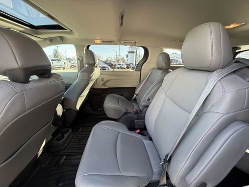 Used 2021 Toyota Sienna XLE image 5