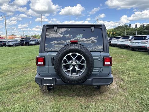 Used 2025 Jeep Wrangler Unlimited Sport AWD/4WD image 18