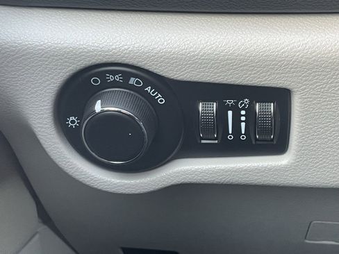 Used 2022 Chrysler Voyager LX image 32