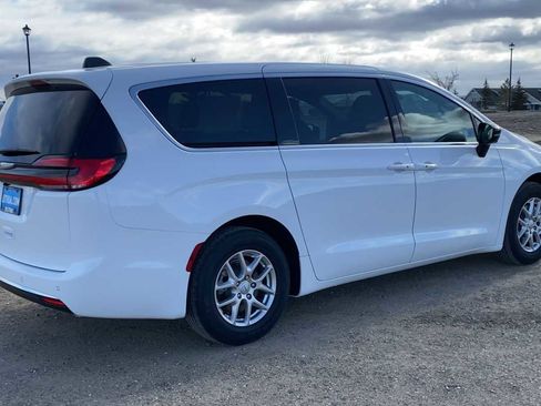 New 2026 Chrysler Pacifica Select FWD image 8