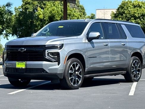 Used 2025 Chevrolet Suburban RST RWD image 16