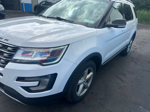 Used 2017 Ford Explorer XLT AWD/4WD image 4
