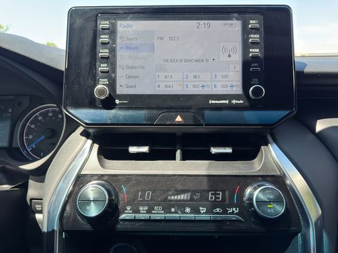 Used 2022 Toyota Venza LE AWD/4WD image 19