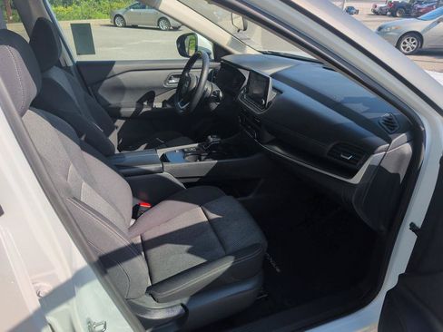 Used 2024 Nissan Rogue SV FWD image 12