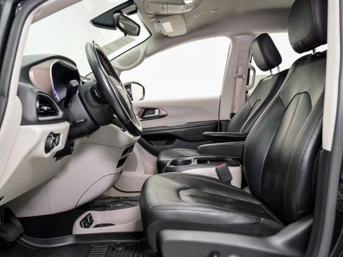 Used 2018 Chrysler Pacifica Touring-L FWD image 6