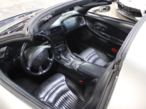 Used 2001 Chevrolet Corvette Coupe w/ Preferred Equipment Group2 image 21