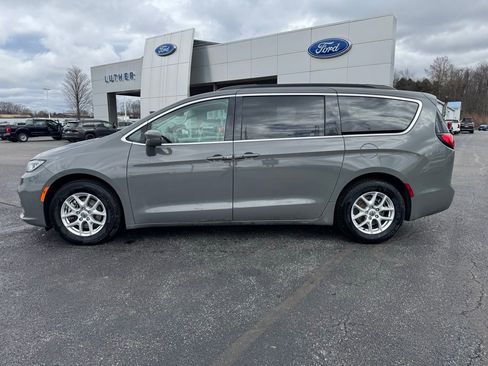 Used 2022 Chrysler Pacifica Touring-L image 2