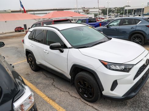 Used 2021 Toyota RAV4 LE FWD image 7