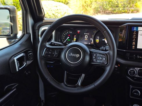 Used 2024 Jeep Wrangler Unlimited AWD/4WD image 22