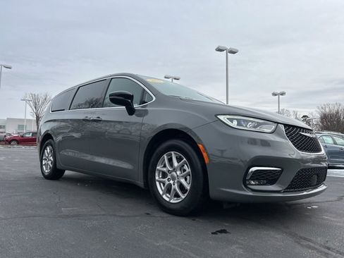 Used 2025 Chrysler Pacifica Select image 3