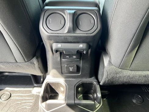 Used 2020 Jeep Wrangler Unlimited Sahara image 17